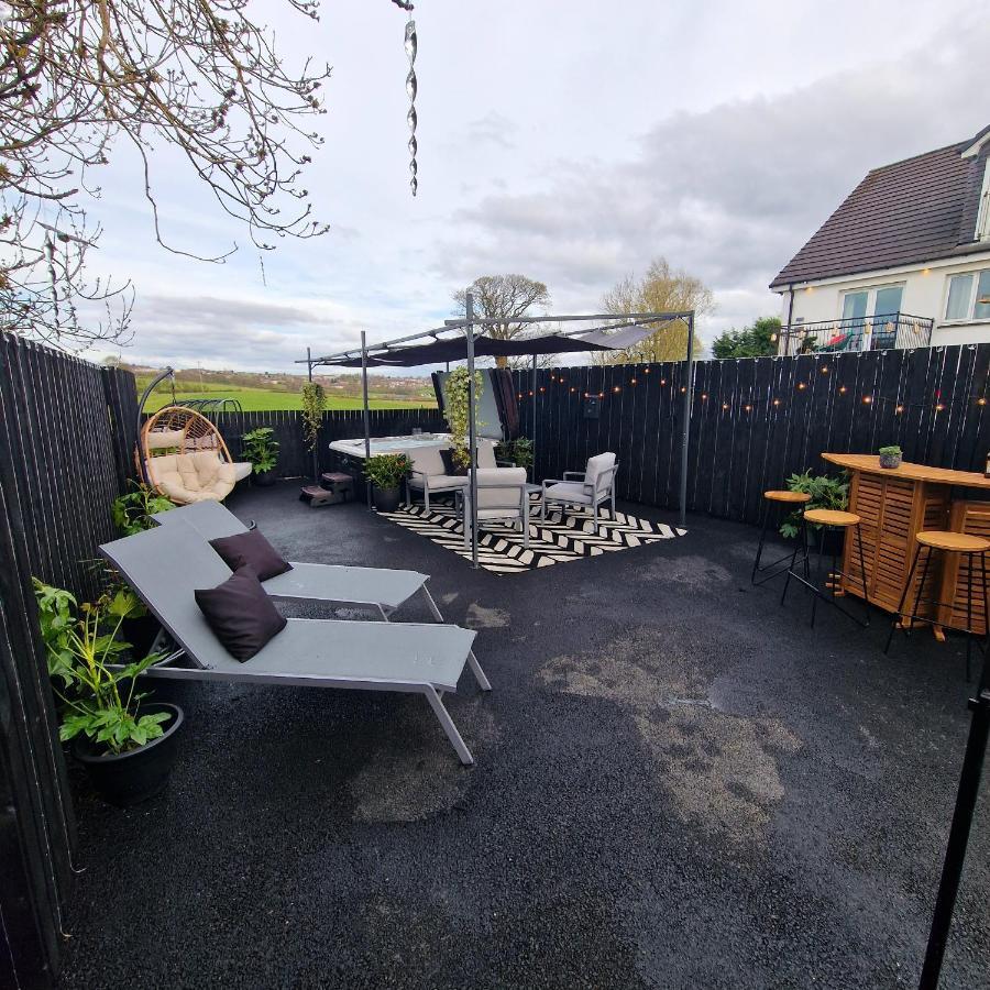 The Black Wolf Suite @ The Grumpy Schnauzer B&B Airdrie Exterior foto
