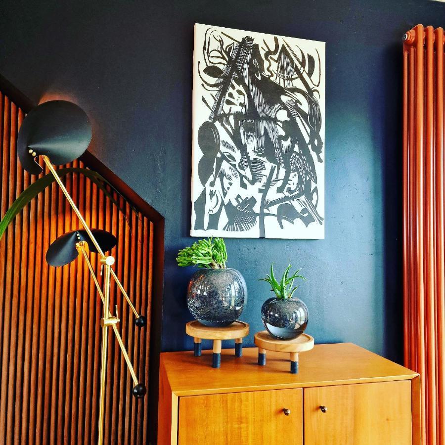 The Black Wolf Suite @ The Grumpy Schnauzer B&B Airdrie Exterior foto