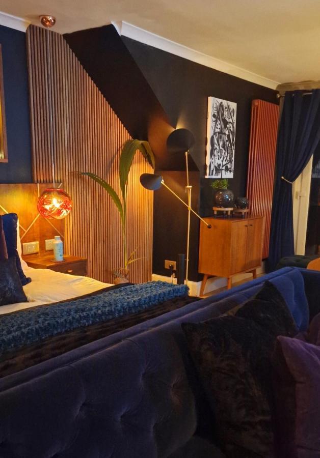 The Black Wolf Suite @ The Grumpy Schnauzer B&B Airdrie Exterior foto